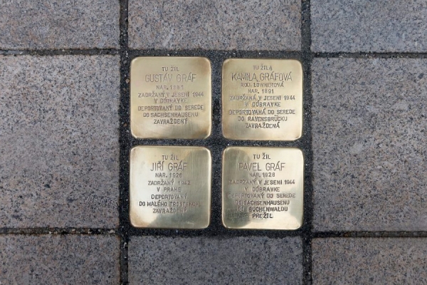 V Bratislave pribudli pamätné kamene Stolpersteine venované židovskej rodine Gráfovcov